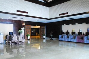 A spacious lobby with a polished floor, a reception desk, seating area, and decorative vases. - West Lake Hillview International Hotel (Hangzhou)