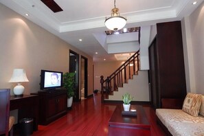 Suite | Área de sala de estar | Televisión LCD 