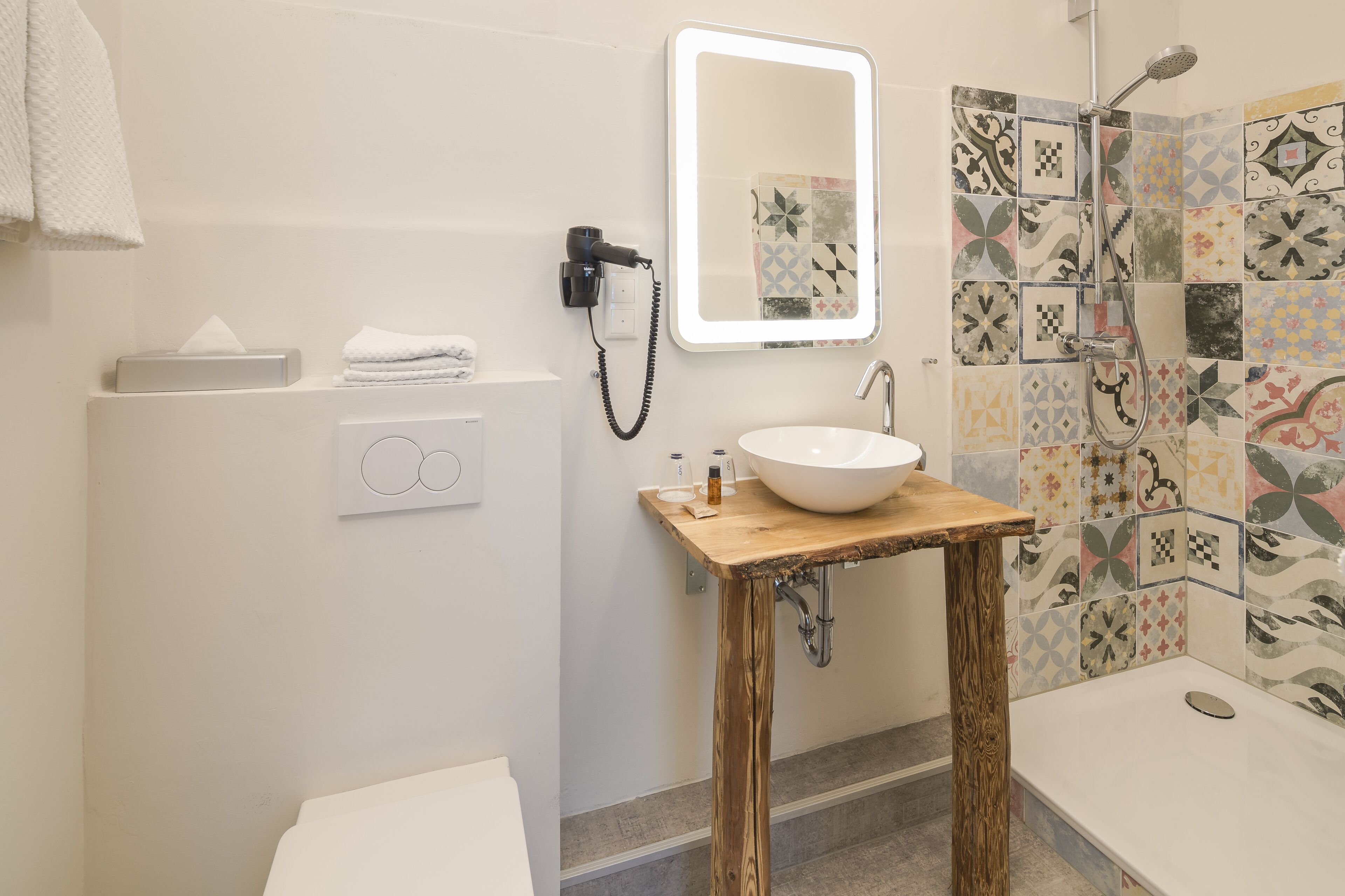 Doppelzimmer | Badezimmer | Dusche, kostenlose Toilettenartikel, Handtücher