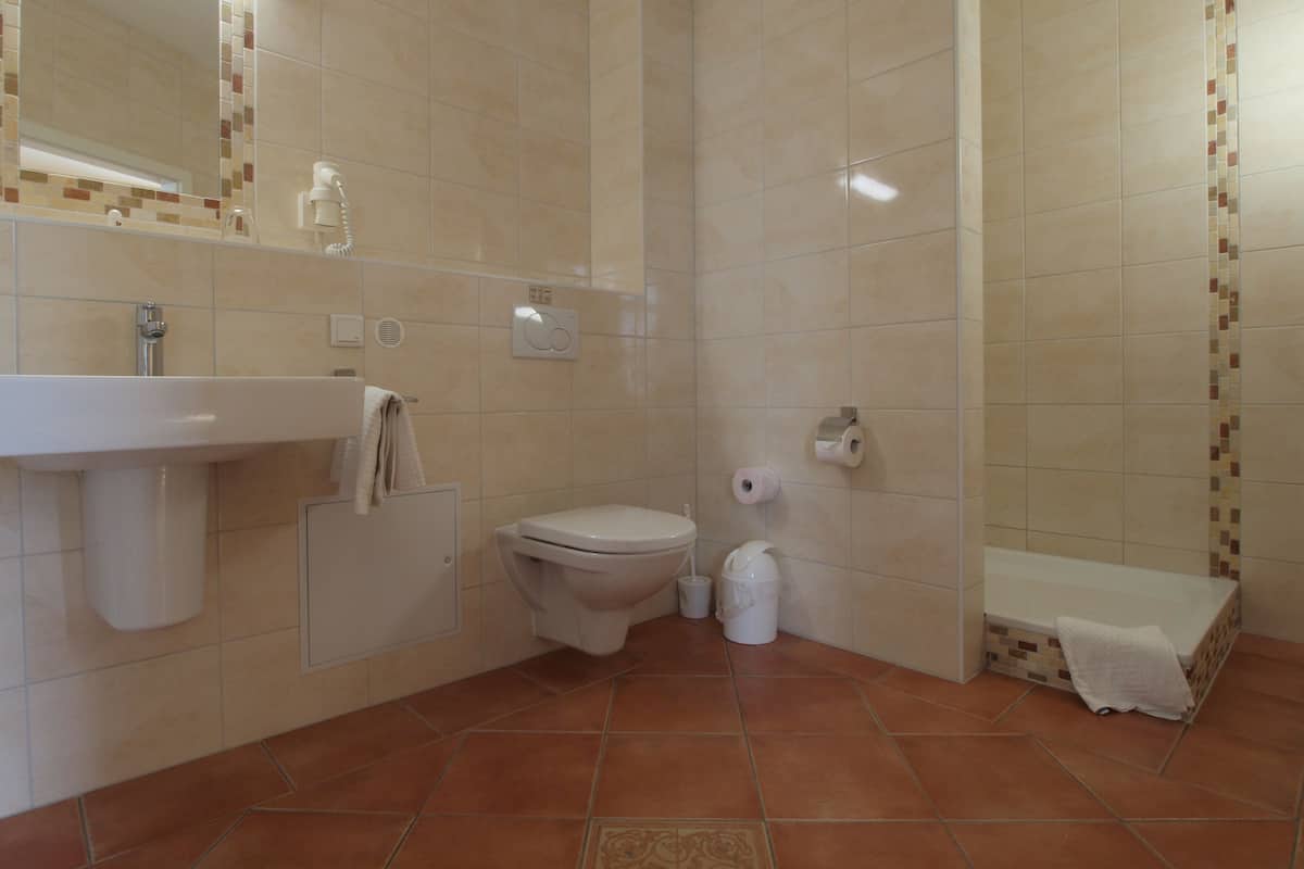 Shower, perlengkapan mandi gratis, dan handuk