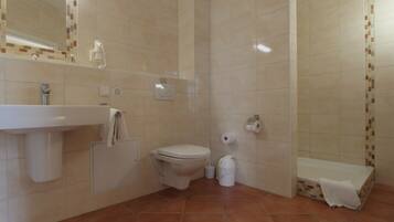 Un baño con lavabo, inodoro y ducha.