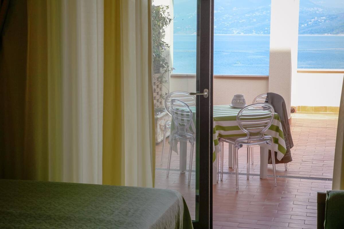 1 bedroom, premium bedding, pillow-top beds, minibar