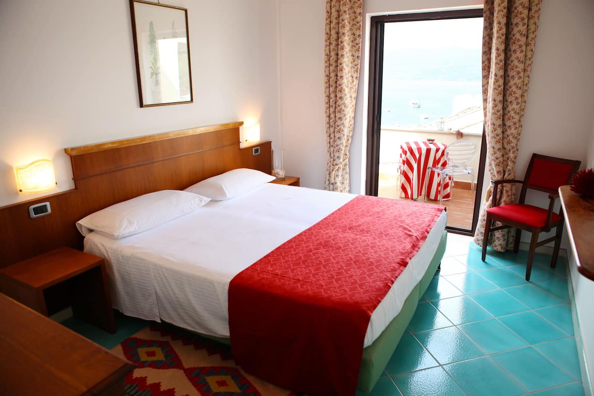 1 bedroom, premium bedding, pillow-top beds, minibar