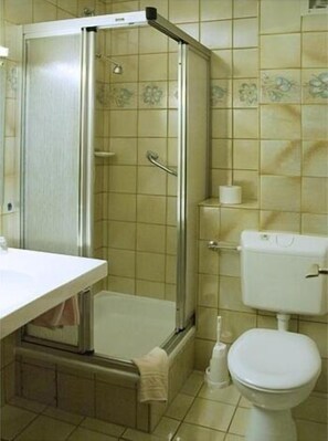 Shower, free toiletries, towels