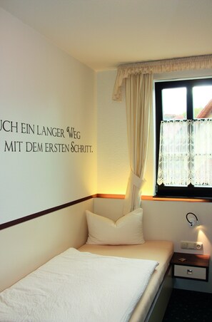 Single Room, 1 Twin Bed | Hypo-allergenic bedding, desk, laptop workspace, free WiFi - Gasthaus Goldener Hirsch (Suhl)