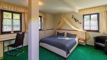 Classic Double Room | Hypo-allergenic bedding, desk, laptop workspace, travel cot