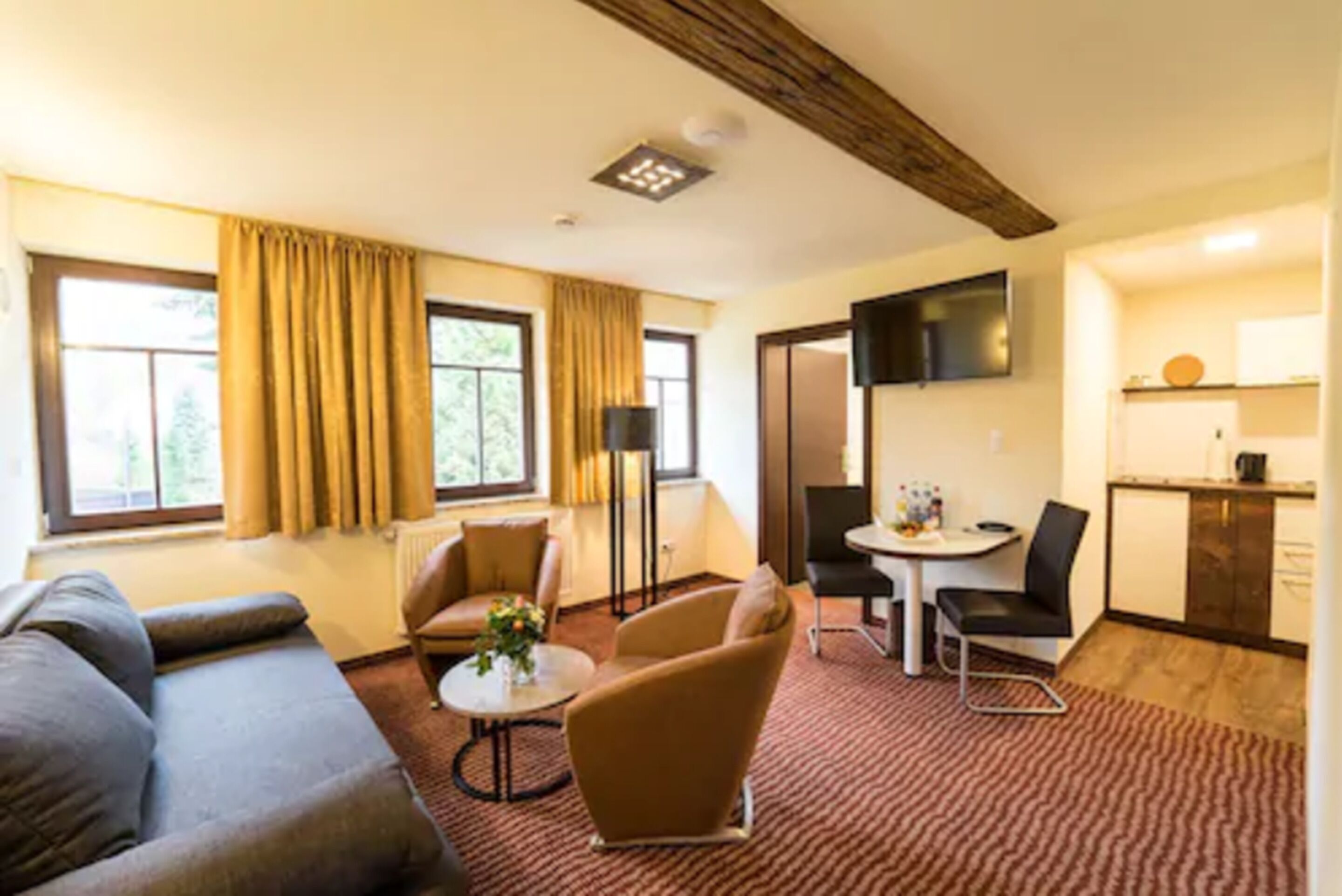 Basic-Suite | Wohnbereich | Fernseher