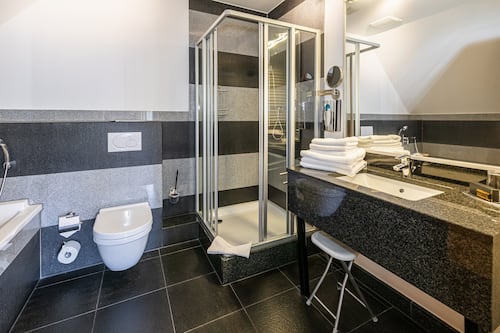 Departamento, 1 cama Queen size | Baño | Tina y regadera independientes, secadora de cabello, toallas, jabón