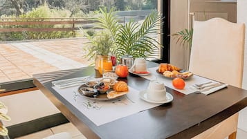 Petit déjeuner buffet (12.9 EUR par personne)