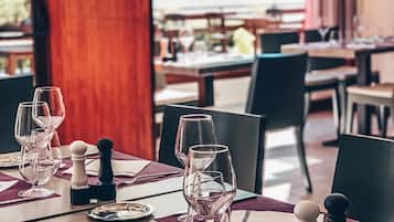 Petit déjeuner et dßner servis sur place