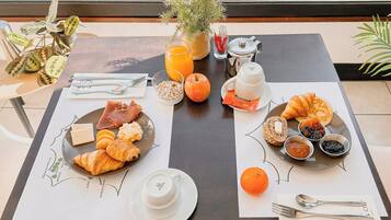 Päivittäinen buffetaamiainen (12.9 EUR per henkilö)