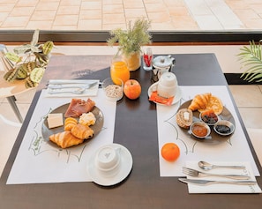 Daily buffet breakfast (EUR 12.9 per person) - Garden & City Capvern-les-Bains (Capvern)