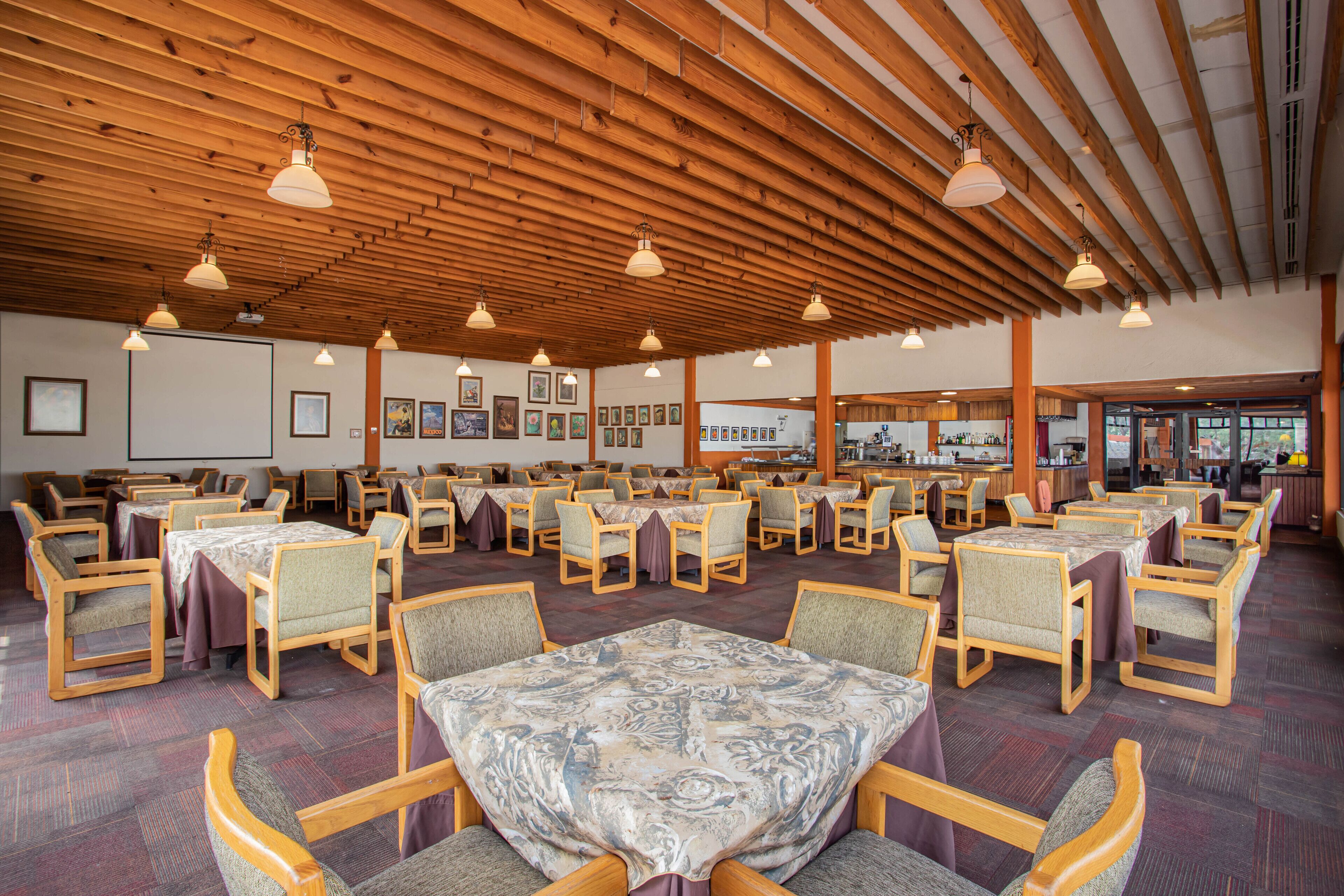 breakfast, lunch, dinner served; international cuisine