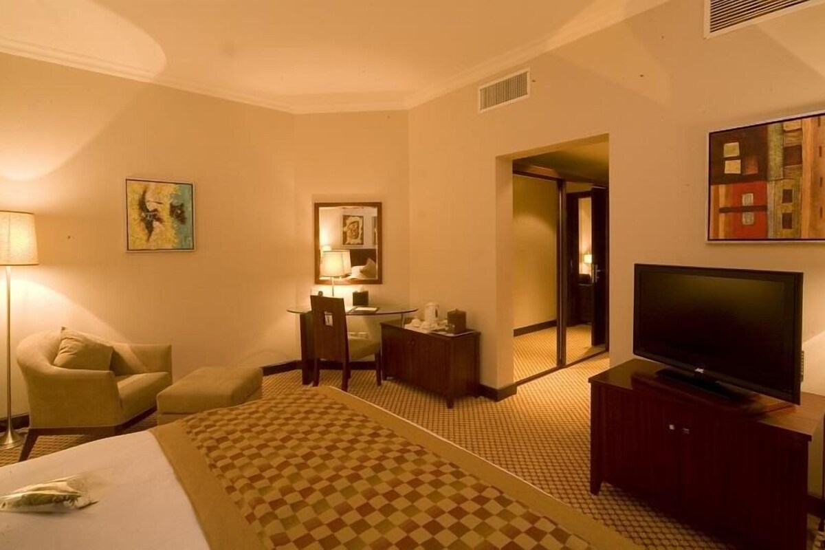 Executive Room, 1 King Bed with Sofa bed | Minibar, in-room safe, soundproofing, iron/ironing board