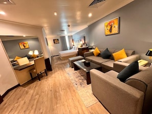 Chambre Standard, 1 très grand lit et 1 canapé-lit | Minibar, coffres-forts dans les chambres, chambres insonorisées