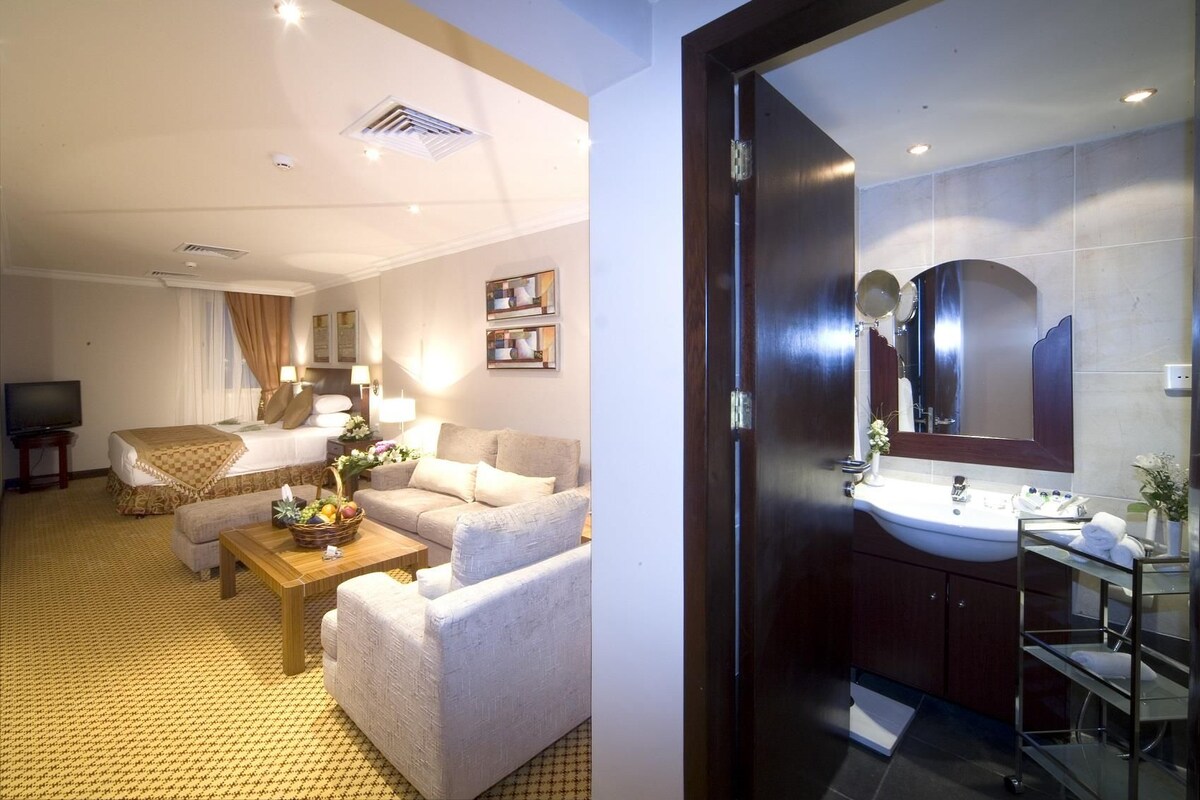 Standard Room, 1 King Bed with Sofa bed | Minibar, in-room safe, soundproofing, iron/ironing board