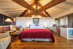 Kamar Double Premium | 1 kamar tidur, minibar, brankas, dan meja kerja