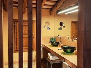 Double Room | Bathroom | Shower, rainfall showerhead, designer toiletries, hair dryer