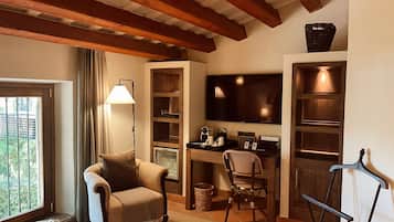 Comfort suite | 1 slaapkamer, een minibar, een kluis op de kamer, een bureau