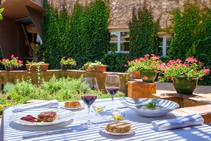 Daily buffet breakfast for a fee - Mas La Boella (La Canonja)