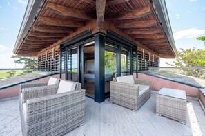 Kamar Double Premium | 1 kamar tidur, minibar, brankas, dan meja kerja