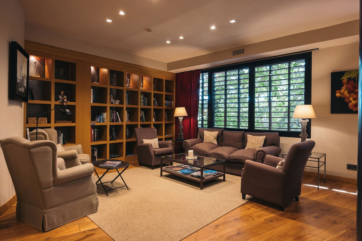 42-inch smart tv with cable channels, tv, netflix