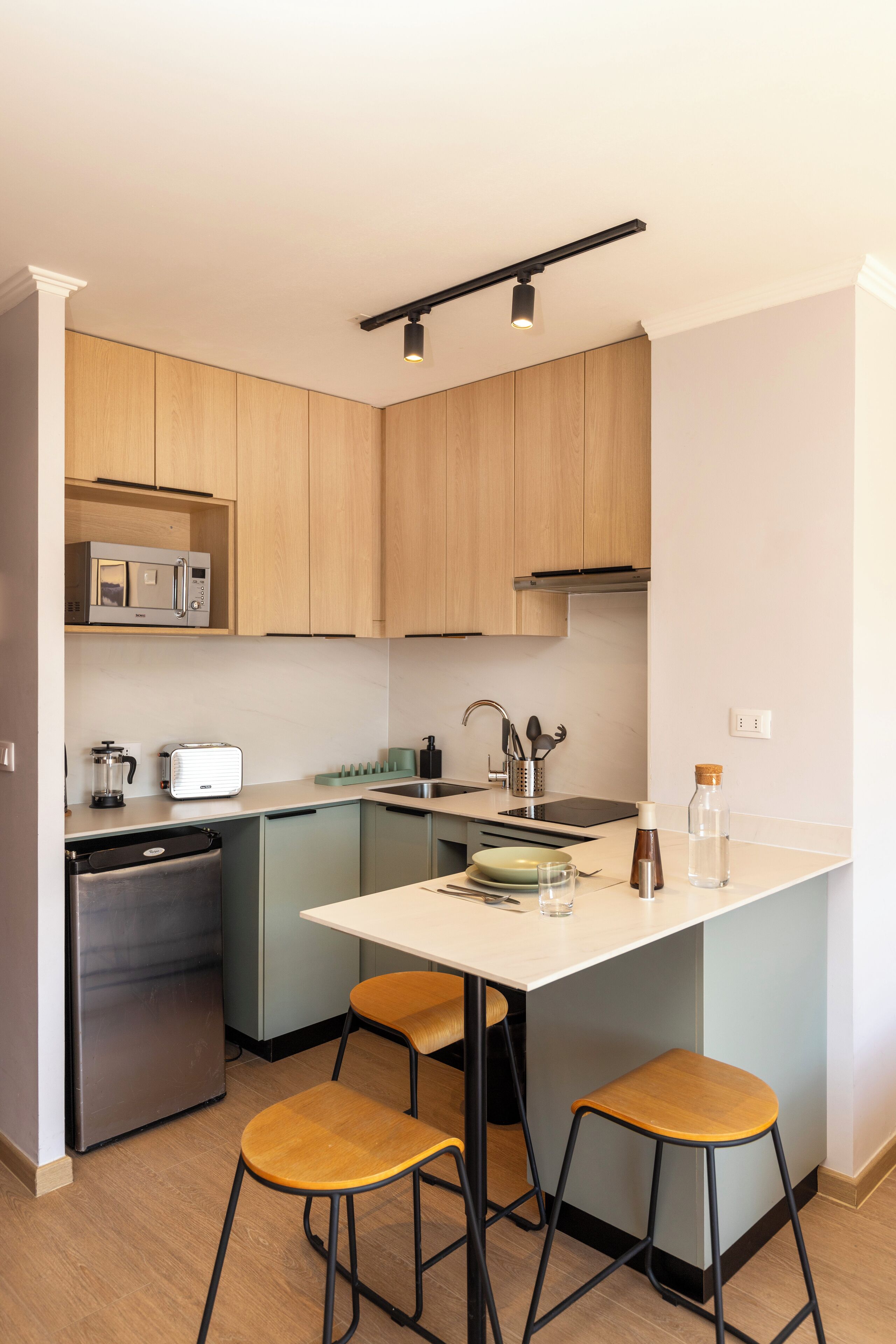 Mini-fridge, microwave, oven, stovetop