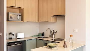 Minikjøleskap, mikrobølgeovn, ovn og kokeplater