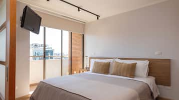 Rom – superior, 1 queensize-seng, balkong, byutsikt | Sengetøy av topp kvalitet, skrivebord for bærbar PC og wi-fi (inkludert)