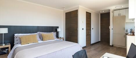 Standard Studio, 1 Double Bed, Non Smoking, Air conditioning | Premium bedding, laptop workspace, free WiFi, bed sheets