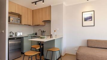 Ropa de cama de alta calidad y espacio para trabajar con laptop