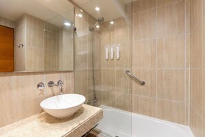 Combined shower/bathtub, rainfall showerhead, hair dryer, towels - RQ Providencia (Santiago)