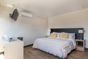 スタンダード スタジオ ダブルベッド 1 台 禁煙 冷房 | 高級寝具、ノートパソコン用作業スペース、WiFi (無料)、ベッドシーツ
