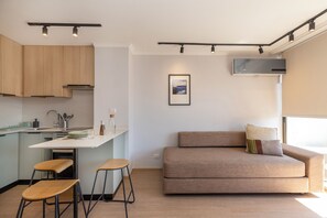Ropa de cama de alta calidad y espacio para trabajar con laptop 