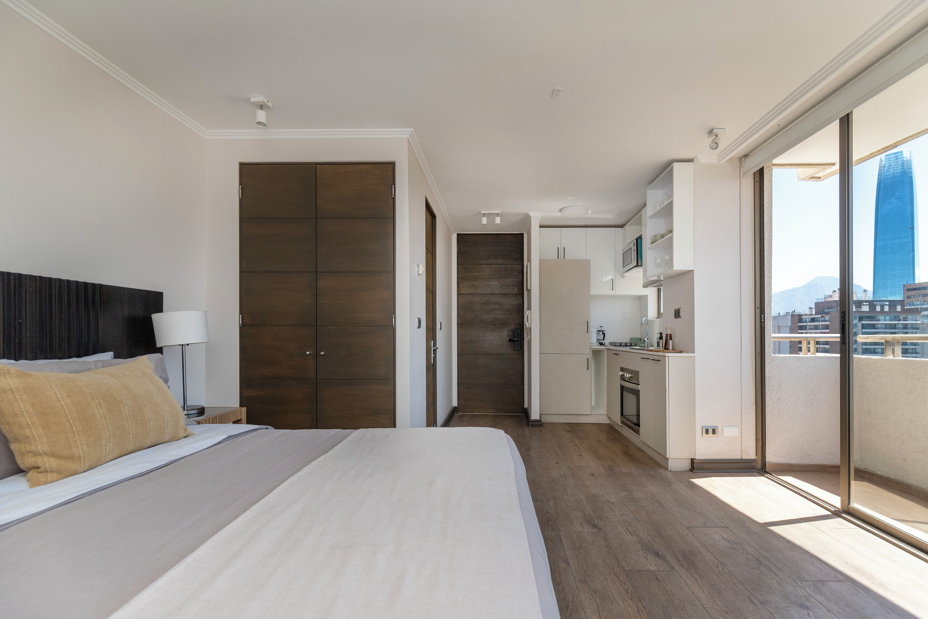 Ropa de cama de alta calidad y espacio para trabajar con laptop 