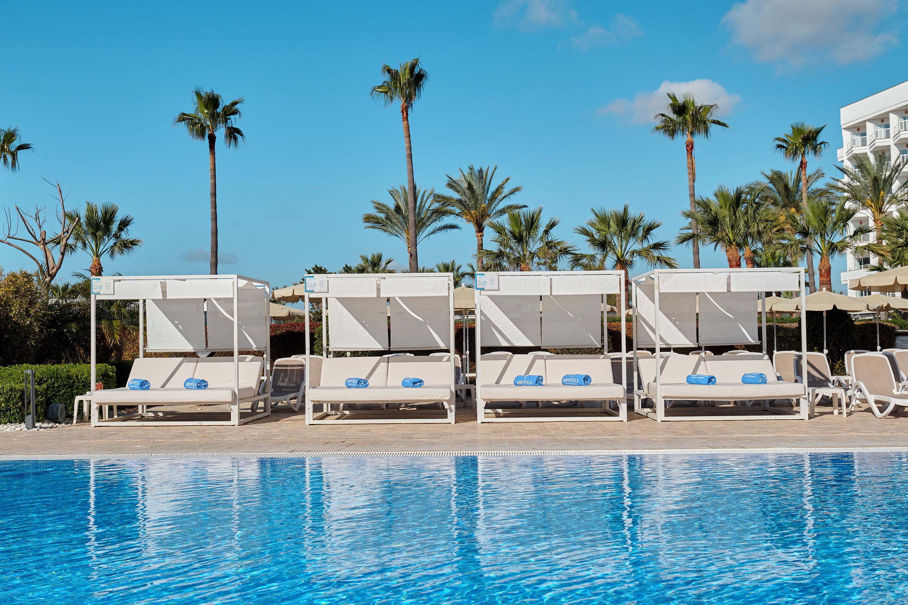 Una piscina cubierta, una piscina al aire libre