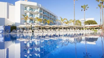 Een binnenzwembad en een buitenzwembad