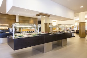En bufféavdelning med flera matstationer och en modern design.