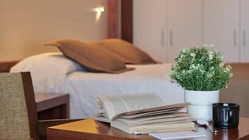 Quarto casal standard, vista para o mar (2 adults + 1 child) | Frigobar, cofres nos quartos, escrivaninha, Wi-Fi de cortesia
