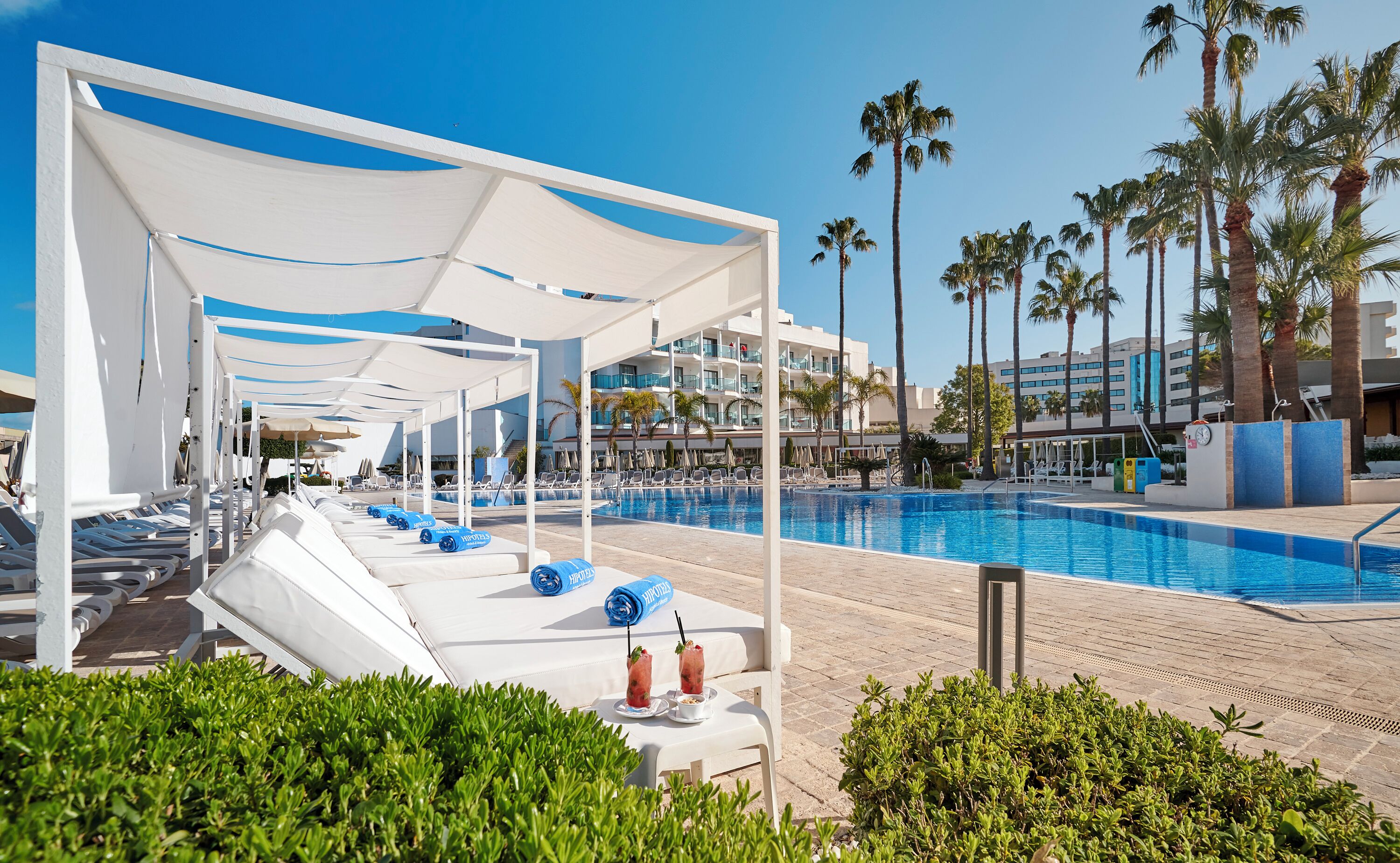 Una piscina cubierta, una piscina al aire libre