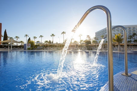 Una piscina techada, una piscina al aire libre