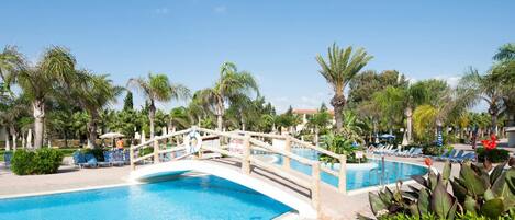 Außenpool (je nach Saison geöffnet), Sonnenschirme, Liegestühle