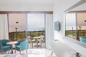 Standard Tek Büyük veya İki Ayrı Yataklı Oda, 1 Yatak Odası, Balkon, Deniz Manzaralı | Oturma alanı | Televizyon 