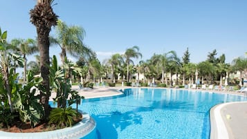Piscine extérieure (ouverte en saison), parasols de plage