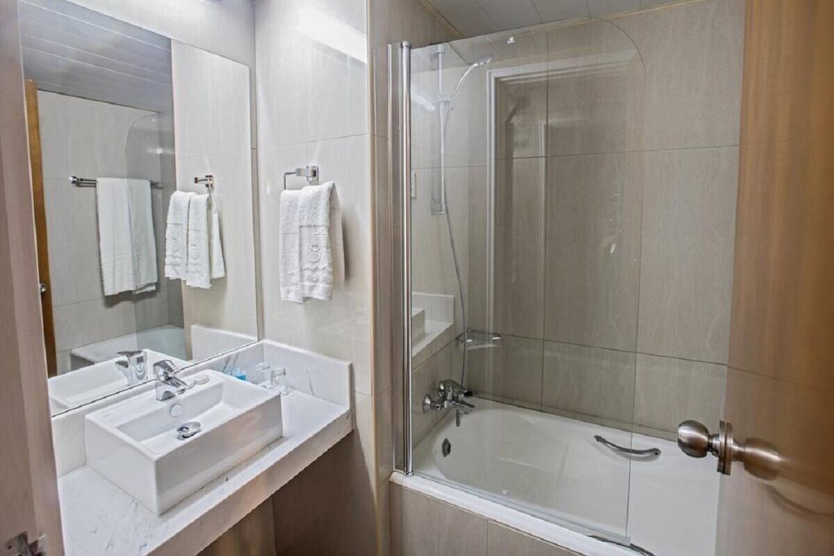 Badezimmer | Haartrockner, Handtücher, Shampoo