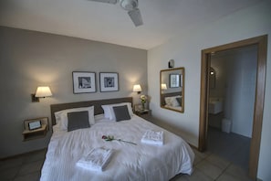 Double or Twin Room | In-room safe, blackout drapes, free WiFi, bed sheets - Sliema Chalet Hotel (Sliema)