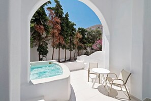 Suite – senior, massasjebadekar | Sengetøy av topp kvalitet, minibar, safe på rommet og skrivebord