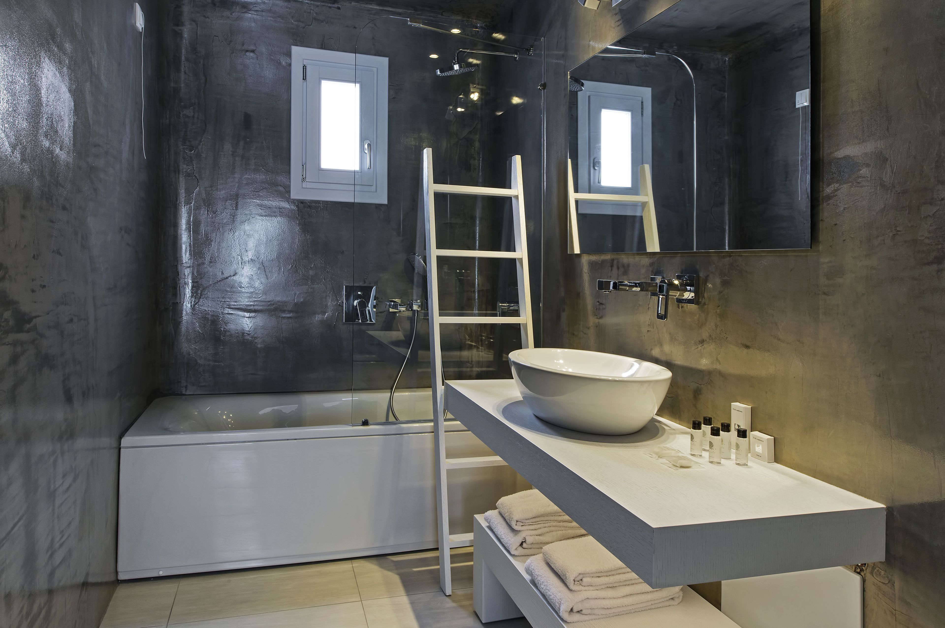 junior suite, hot tub | bathroom | designer toiletries, hair dryer, slippers, towels