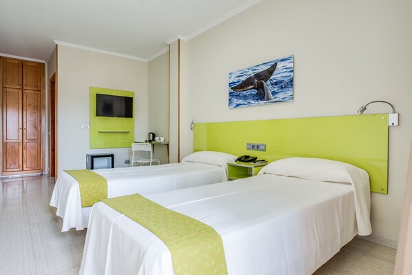 غرفة مزدوجة - بشرفة | ميني بار وستائر تعتيم وأسرّة أطفال/رضّع (مجانًا) وواي فاي مجانًا