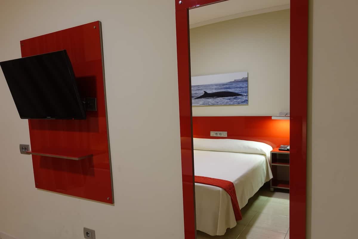 Een minibar, verduisterende gordijnen, gratis babybedden, gratis wifi